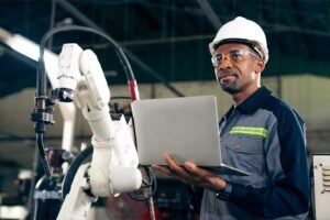 engenheiro procurando solucoes de gabinetes tecnicos para eletronica